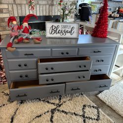 ✨✨GORGEOUS GRAY SOLID WOOD LONG 11 DRAWER DRESSER✨✨