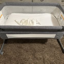 Delta Children Close2Me Bedside Baby Bassinet Sleeper with Breathable Mesh and Adjustable Heights