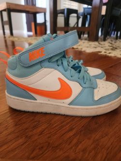 Boys Nikes 6Y