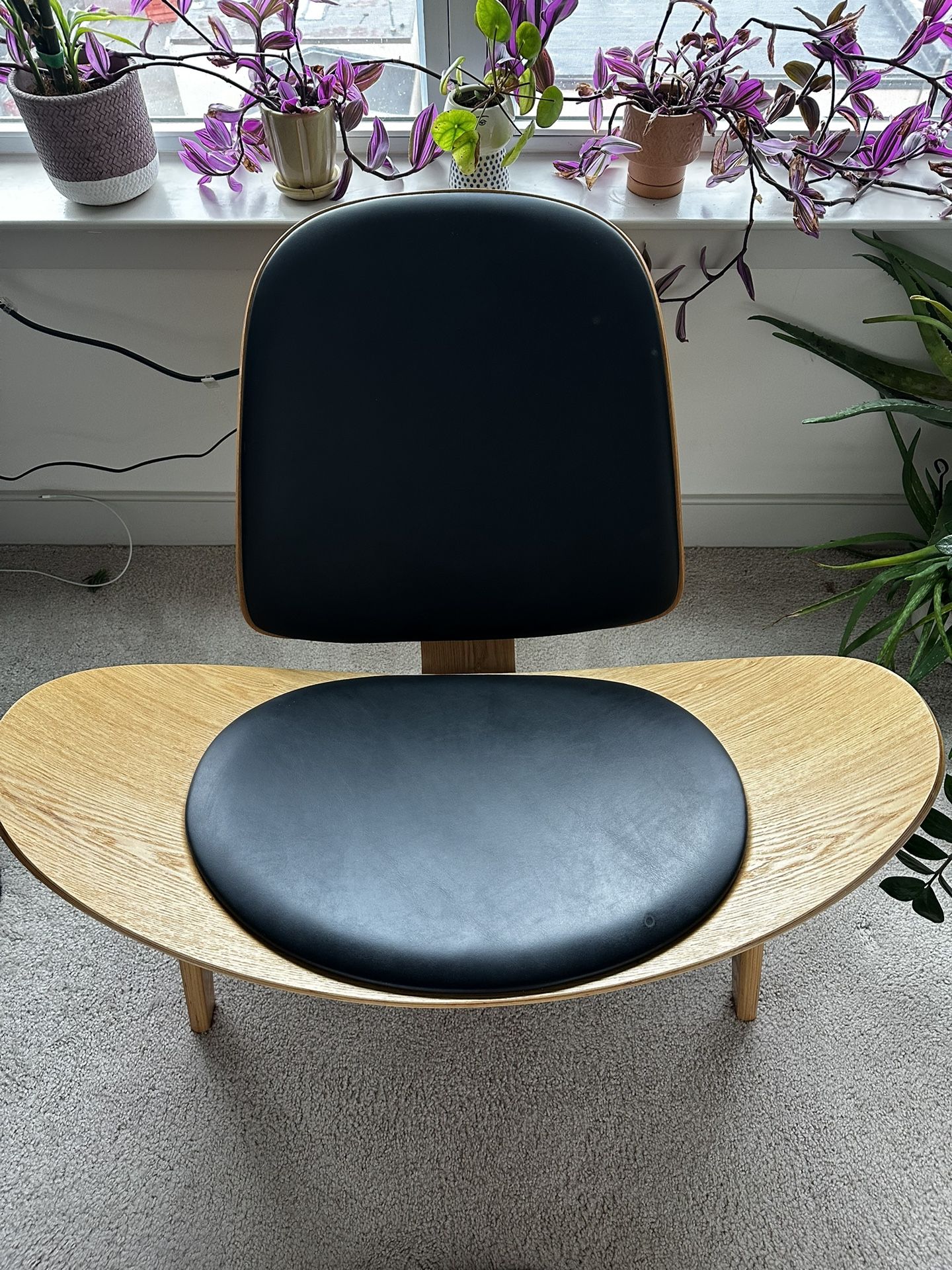 Shell Chair - Black Leather And Oak Wood Finish