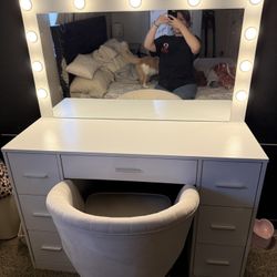 vanity desk w/ lights and chair