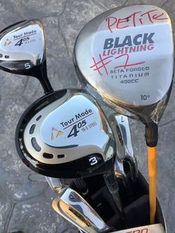 A BEAUTIFUL NEW UNUSED WOMENS PETITE RIGHTHAND GOLF SET WITH A NICE LIGHTWEIGHT STANDING GOLF BAG.  