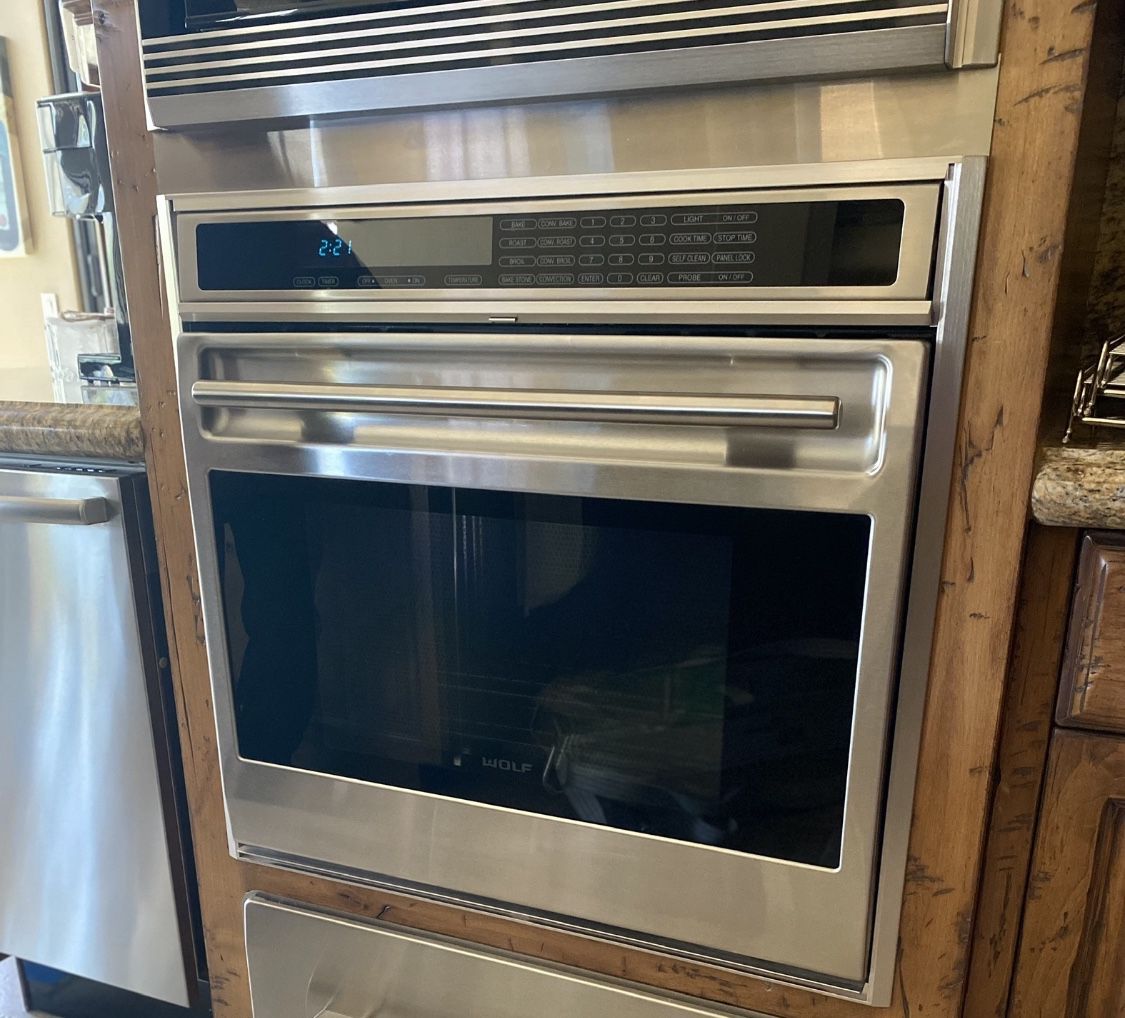 Must see! Super clean 30” inch wolf single electric wall oven for sale. 