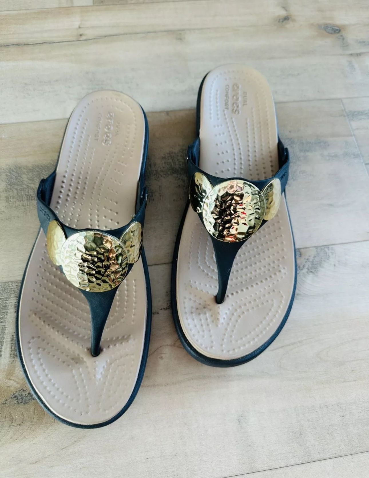 CROCS Sanrah Hammered Circle Rings Wedge Flip Espresso Gold Sandals Women Size 9