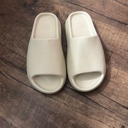 YEEZY SLIDES SIZE 10
