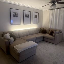 Sectional Modern and Comfortable! Great Deal! 