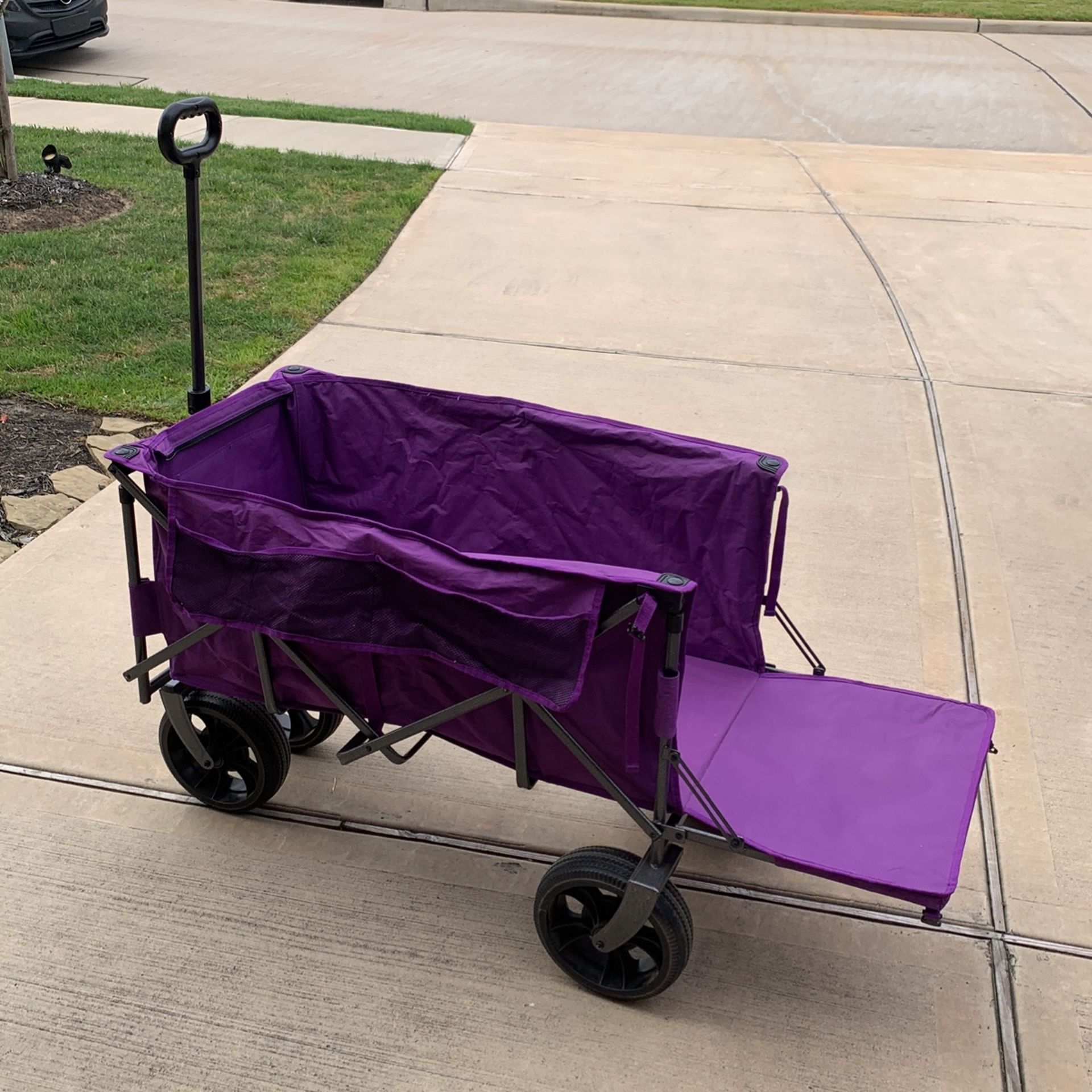 Academy XL Folding Wagon With Tailgate and Cooler