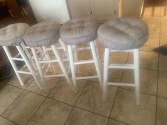 Barstool whit cushion in good condition