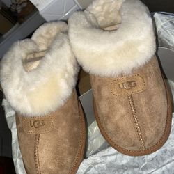 NEVER WORN UGG SLIPPERS
