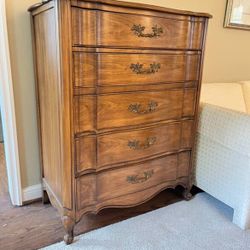 5 Drawer Chest Of Drawers By White Fine Furniture For Sale   - Heavy duty  - Solid Wood  - Storage compartments - 5 Drawers  Measurements: 📐  W-38