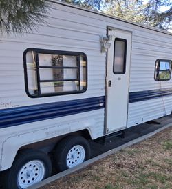22ft  skyline trailer very clean 1 bedroom 5,000 all paper registration title In hand  to July 2027