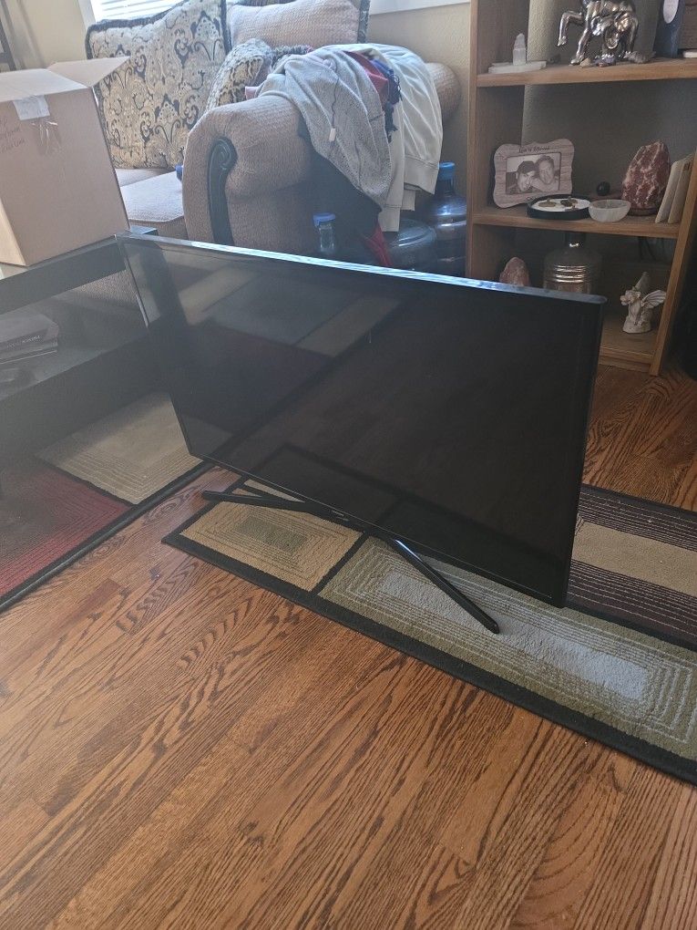 Samsung 42in Flat Screen With Roku!