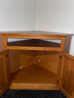 Mesa y sillas y estante para TV