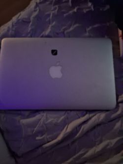 MacBook Air 13-inch 1.7 GHz Core i5 4 GB RAM, Excellent Condition OS X Lion 10.7