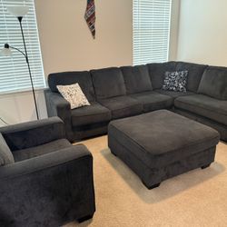 ‼️Beautiful Ashley furniture set like new ‼️ (pillows Included)