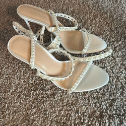 Beautiful White Pearl Size 7 Sandals