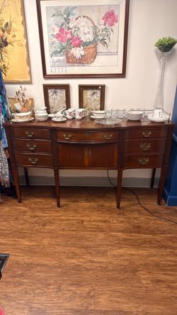 Thomasville Serpentine Buffet / Sideboard