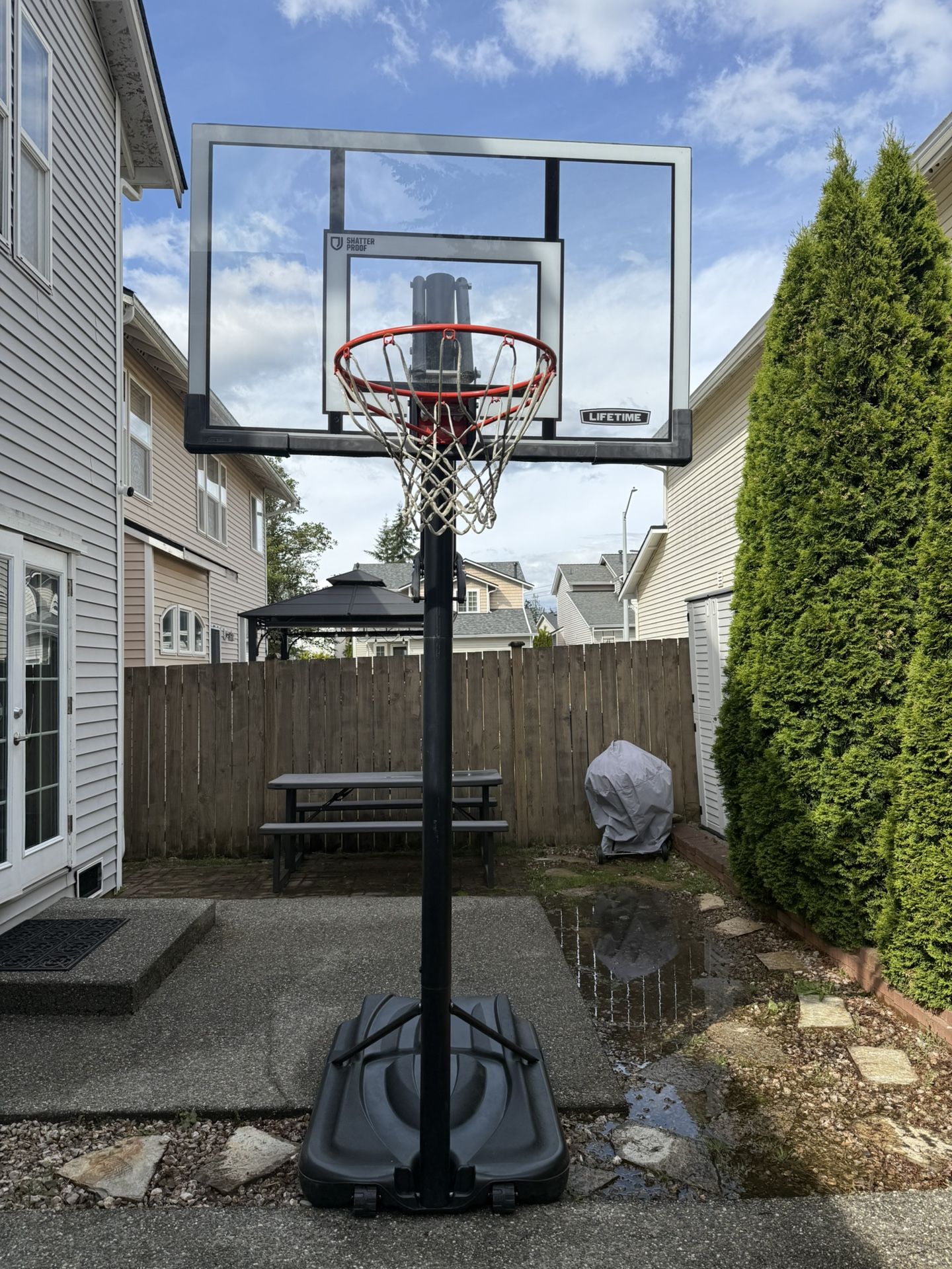 Lifetime Adjustable Basketball hoop 52 Inch backboard