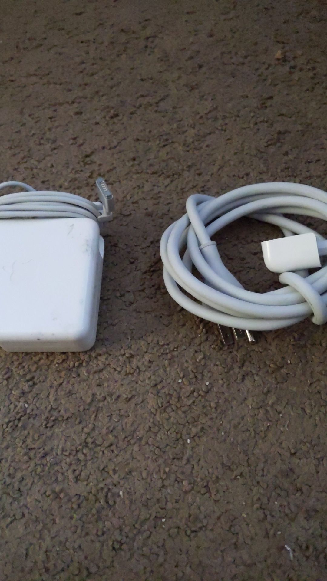 Apple 85 W MagSafe 2 power adapter