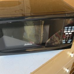 700 Watt Sunbeam Microwave  Great Condition,  Just Alittle Dusty From Storage.