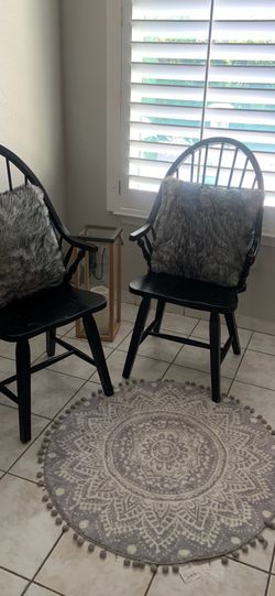 Beatiful wooden set arm chairs distressed black very good condition