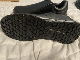 Zapatos Nuevos Antideslisante Para Trabajo Un Par De Hombre Y Otro De Mujer Estan nuevos