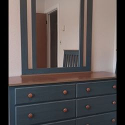 Dresser w/mirror 