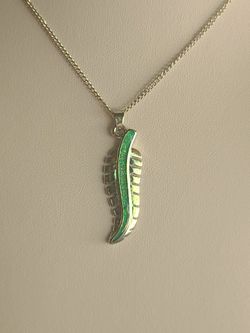Cute Leaf Green Resin Sparkly Necklace 