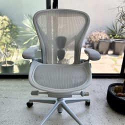 Herman Miller Aeron Chair Remastered - mineral size B