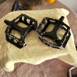 USED BMX  PEDALS  STILL WORK FINE ONE IS BROKEN BUT THEY STILL WORK