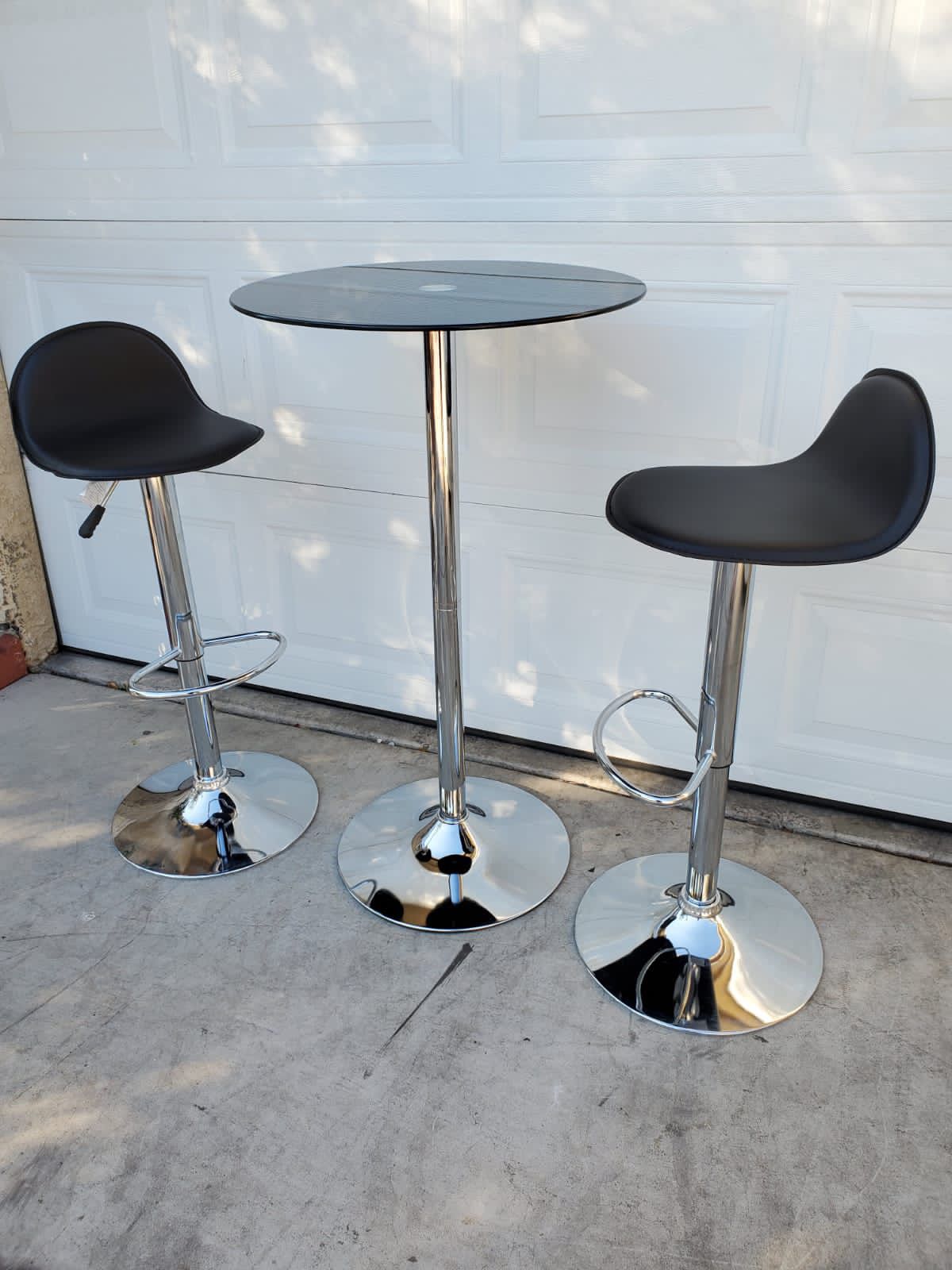 Round Pub Table With 2 Bar Stools