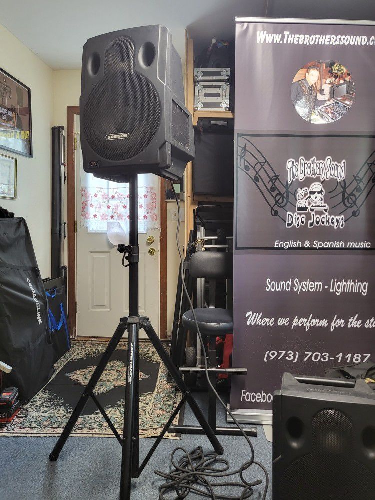 2 Samson Speakers With Stand