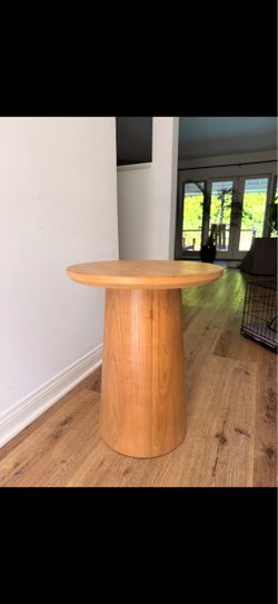 Round wood pedestal accent table