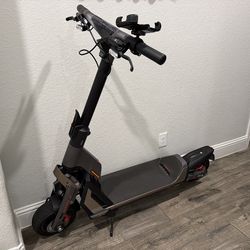 Segway GT2 SuperScooter – Only 25 Miles – Like New – 43mph Dual Motor