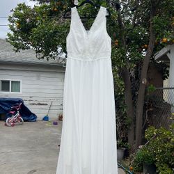 Wedding Dress White con escote en V y falda fluida evoca estilos nupciales bohemios o campestres, similares a las colecciones de diseñador