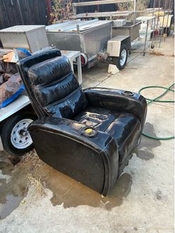 Clean black power seat all works just wiped down n leather spray