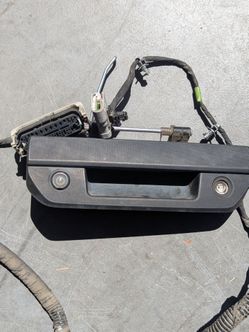 Silverado 2019 Tailgate handle and camera cord