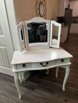 Makeup vanity