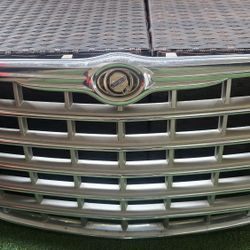 2005 To 2010 Chrysler 300 Grill Nice Condition 