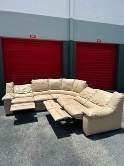 NATUZZI EDITIONS SECTIONAL COUCH RECLINER / LEATHER BEIGE/ IN GREAT CONDITION/ DELIVERY NEGOTIABLE