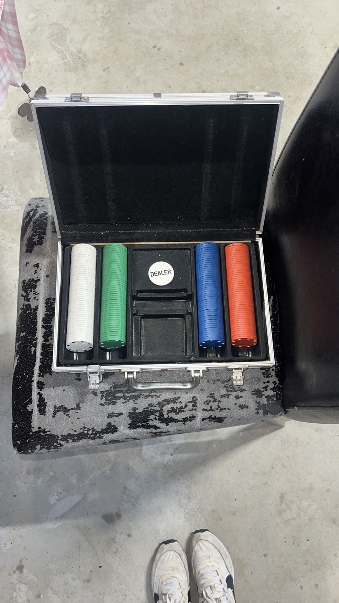 Cardinal Deluxe Poker Set Cards & 200 Poker Chips Aluminum Case 2005. Case has some rust. Tray came unglued see pics