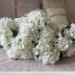 28 Faux hydrangeas 