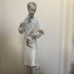 Lladro Veterinarian And Puppy Porcelain Figurine #4825 Retired MINT CONDITION