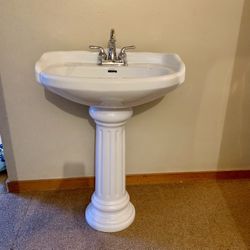 Pedestal Sink with Facet 