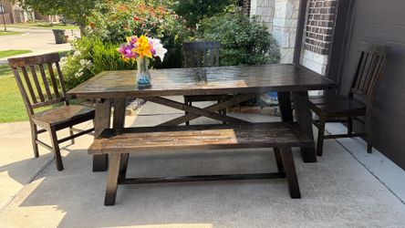 Gorgeous Wooden Dining Set for 6! Table with 3 chairs + 1 long bench. Very good condition! Sturdy!