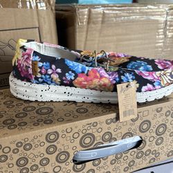 Shoes sneakers lady new in box all sizes 3 for 10$