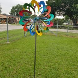 Metal Spinner. Yard Art. Clay Pots, Planters,Plants. $80 cada uno