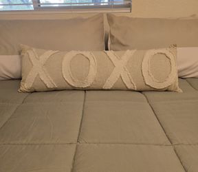 Adorable Zippered Pillow - Excellent Condition