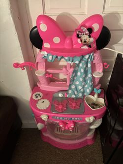 Minnie Mouse play Kitchen