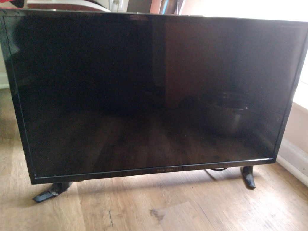 36 Inch Insignia TV For Parts Or Fixing